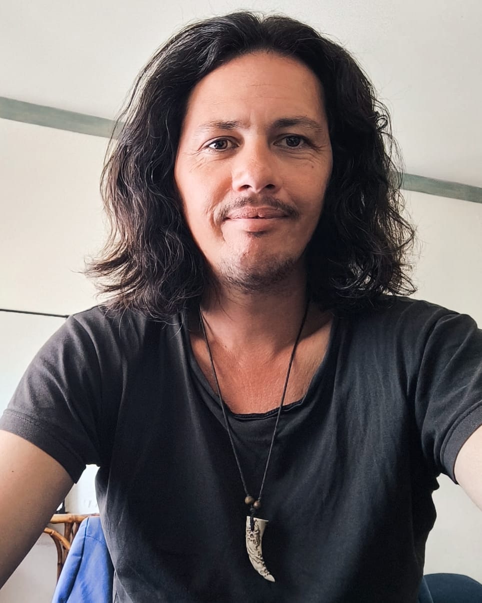 Apuntes sobre la actualidad del mamífero vertical parlante